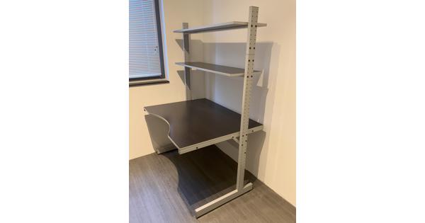 Zwart bureau meubel met 2 bovenplanken in prima staat